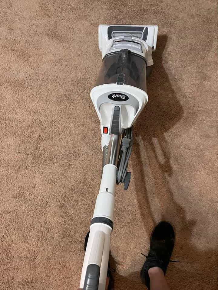man vacuums with hark Navigator S2 Lift Away
